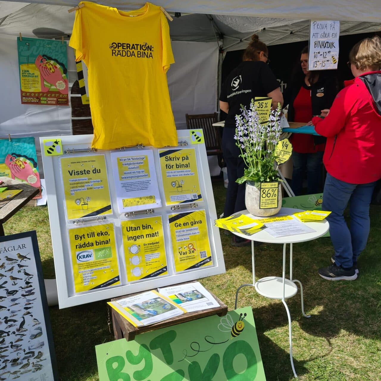 Utställningen på mässan med en t-shirt med "Operation Rädda bina" och affischer med information.
