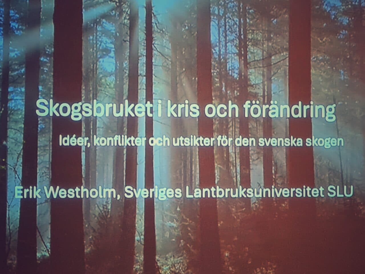 Föreläsarens första bild med texten "Skogsbruket i kris och förändring"