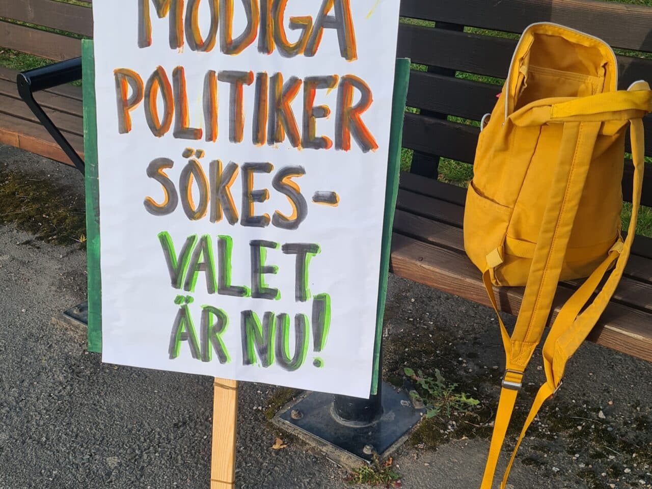 Plakat med texten "Modiga politiker söker - valet är nu!!